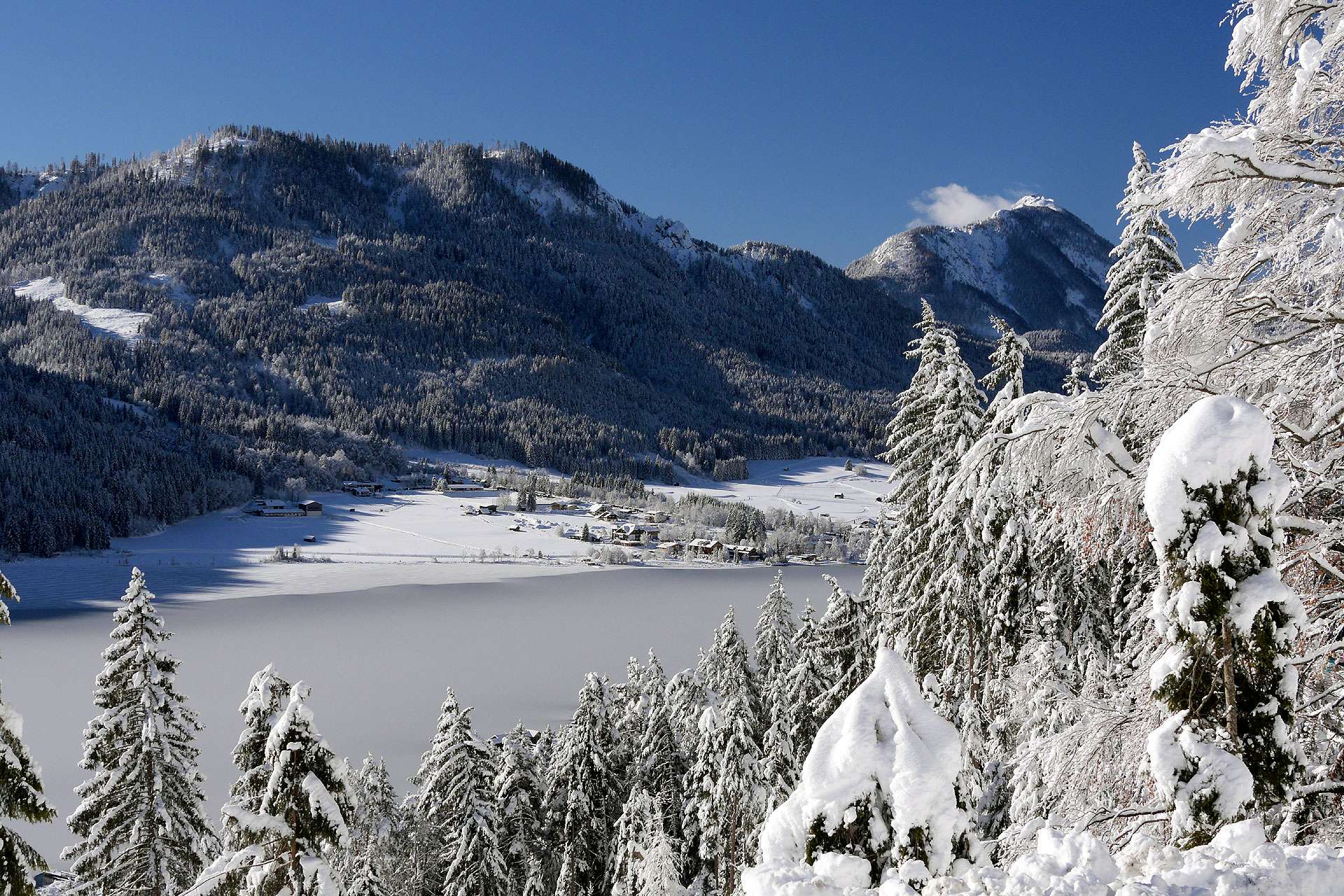 Winterwanderung am Weissensee - © www.seehauswinkler.at